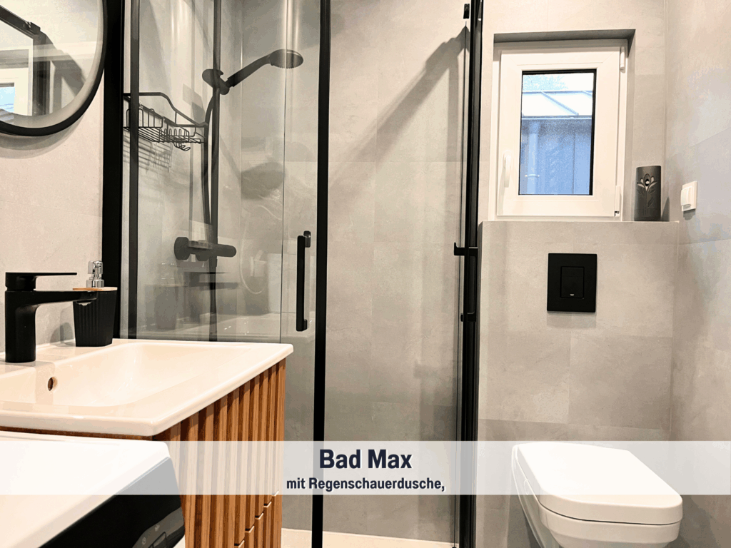 Modernes Badezimmer im Tiny House Max mit stilvoller Regenschauerdusche, edlen schwarzen Armaturen