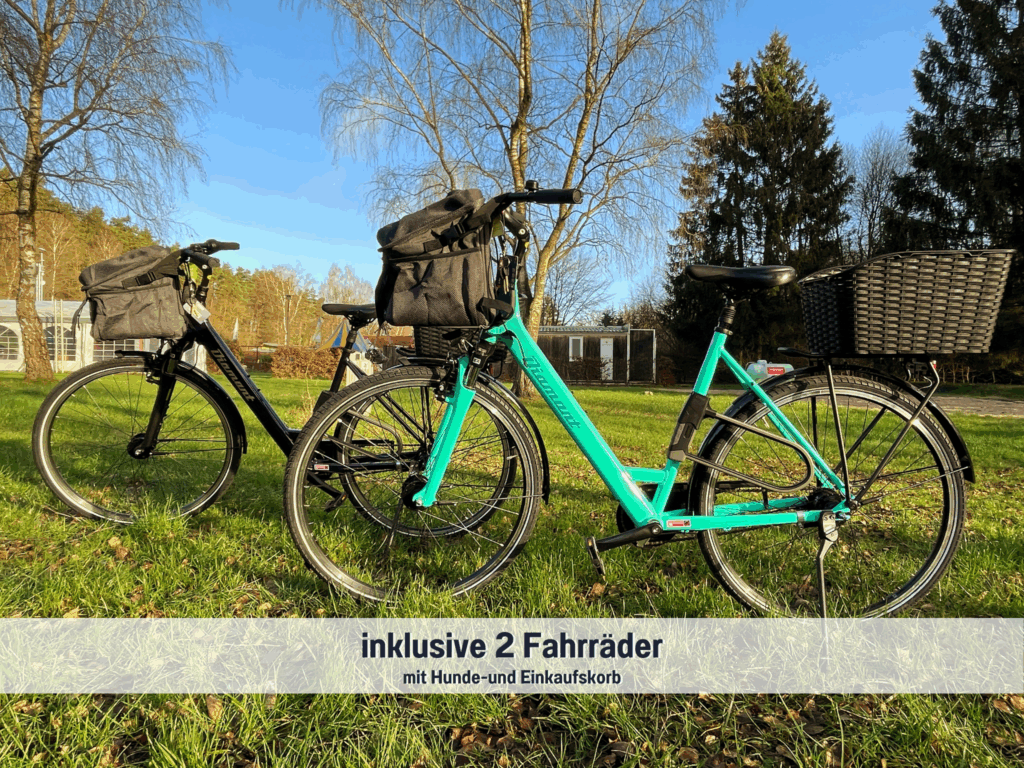 Zwei Fahrräder mit Hundeanhänger und Einkaufskorb stehen kostenlos an jedem Tiny House im Wohlfühlparadies Max & Moritz am Plauer See zur Verfügung – ideal für Ausflüge in die Natur.
