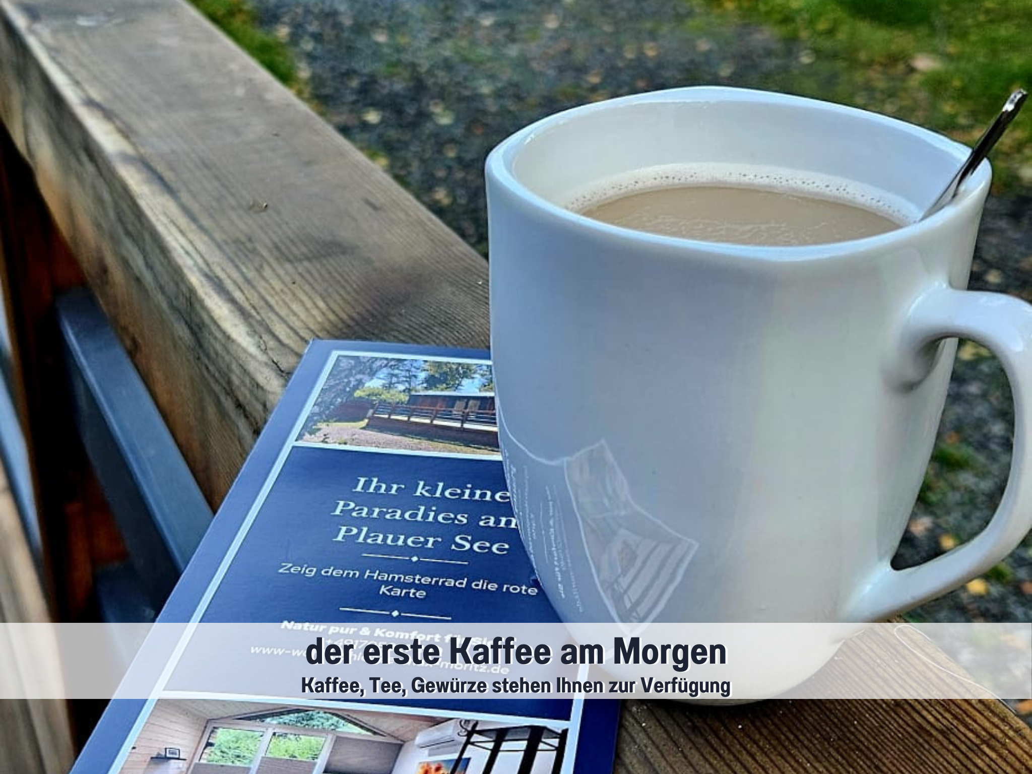 Erster Kaffee am Morgen auf der Terrasse im Wohlfühlparadies Max & Moritz – Urlaubsmomente mit Kaffee, Tee und Gewürzen inklusive, ruhig gelegen am Plauer See.