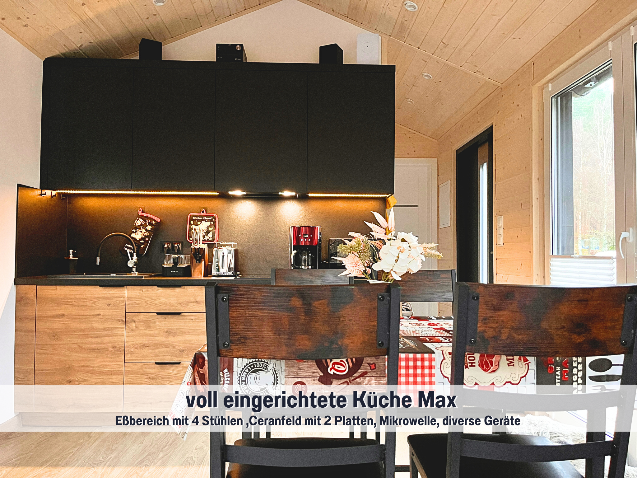Voll ausgestattete Küche im Tiny House Max mit Ceranfeld, Mikrowelle, Kaffeemaschine und Essbereich – modernes Ferienhaus im Wohlfühlparadies Max & Moritz, Bad Stuer an der Mecklenburgischen Seenplatte.