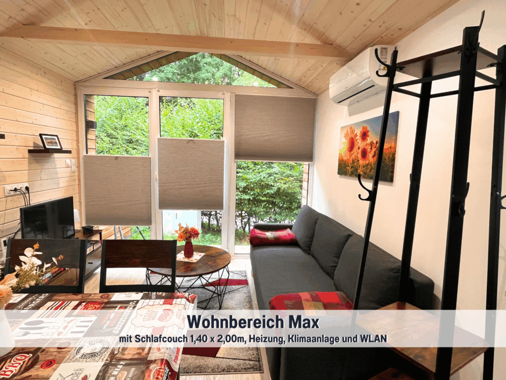 Wohnbereich im Tiny House Max mit Schlafcouch, Heizung, Klimaanlage und WLAN – gemütliches, modernes Ferienhaus im Wohlfühlparadies Max & Moritz, Bad Stuer an der Mecklenburgischen Seenplatte.